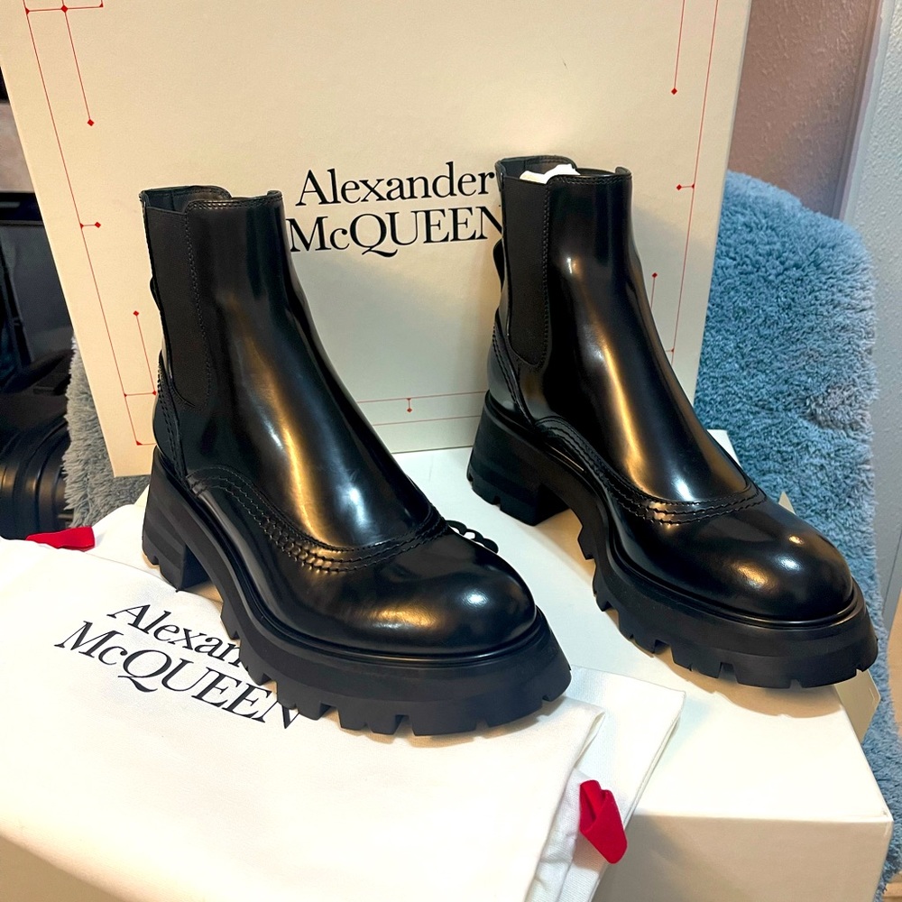 Alexander McQueen size 38C black/black leather Wander Chelsea Boot